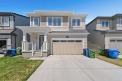 40 Carringham Gate NW Calgary, AB T3P 1W1