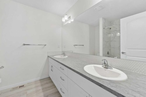 40 Carringham Gate Nw, Calgary, AB - Indoor Photo Showing Bathroom