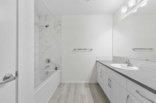 40 Carringham Gate Nw, Calgary, AB - Indoor Photo Showing Bathroom