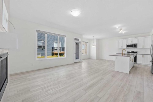 40 Carringham Gate Nw, Calgary, AB - Indoor Photo Showing Kitchen