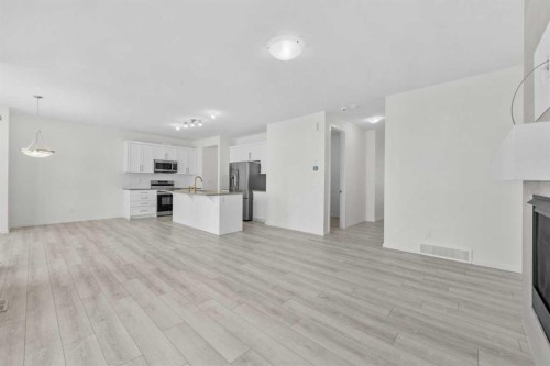40 Carringham Gate Nw, Calgary, AB - Indoor Photo Showing Kitchen