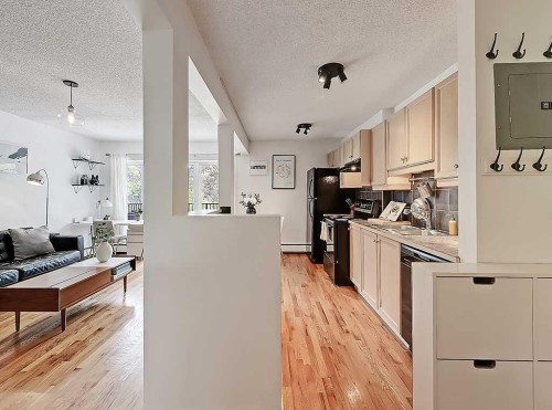 305-112 23 Avenue Sw, Calgary, AB - Indoor Photo Showing Kitchen