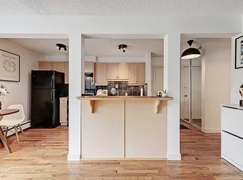 305-112 23 Avenue Sw, Calgary, AB - Indoor Photo Showing Kitchen