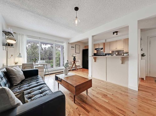 305-112 23 Avenue Sw, Calgary, AB - Indoor Photo Showing Living Room