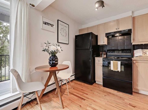 305-112 23 Avenue Sw, Calgary, AB - Indoor Photo Showing Kitchen