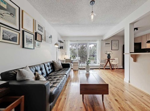 305-112 23 Avenue Sw, Calgary, AB - Indoor Photo Showing Living Room