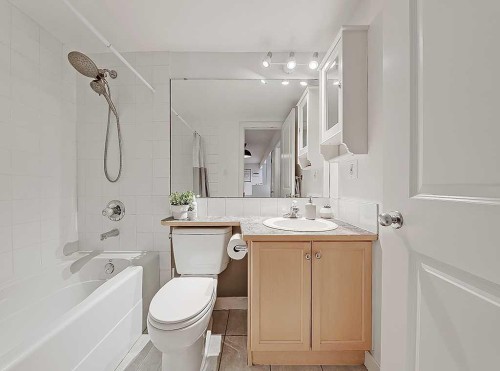 305-112 23 Avenue Sw, Calgary, AB - Indoor Photo Showing Bathroom