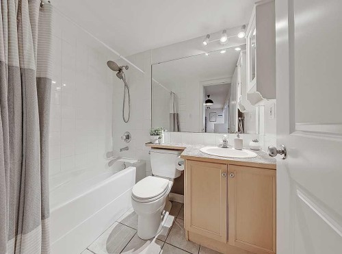 305-112 23 Avenue Sw, Calgary, AB - Indoor Photo Showing Bathroom