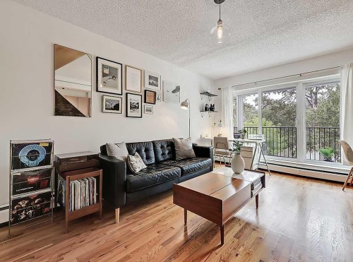 305-112 23 Avenue Sw, Calgary, AB - Indoor Photo Showing Living Room