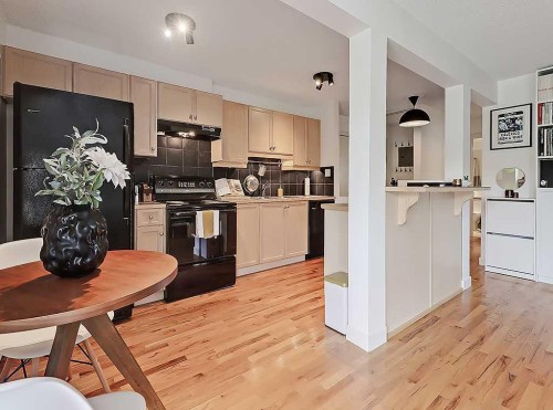 305-112 23 Avenue Sw, Calgary, AB - Indoor Photo Showing Kitchen