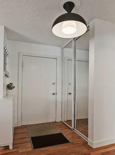 305-112 23 Avenue Sw, Calgary, AB - Indoor Photo Showing Other Room