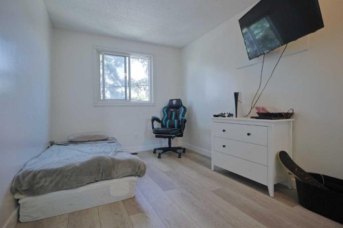 205-310 Falconridge Crescent Ne, Calgary, AB - Indoor Photo Showing Bedroom