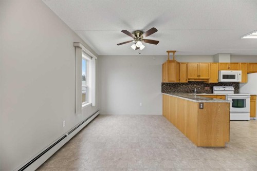 210-4514 54 Avenue, Olds, AB - Indoor Photo Showing Kitchen