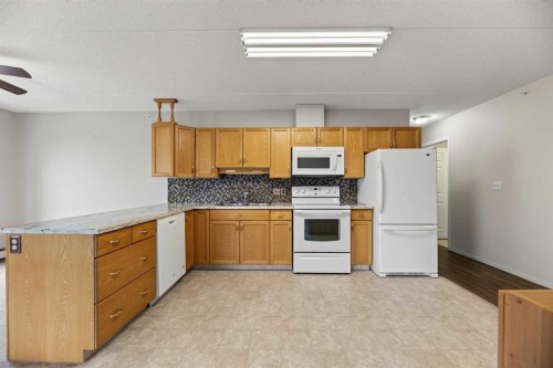 210-4514 54 Avenue, Olds, AB - Indoor Photo Showing Kitchen