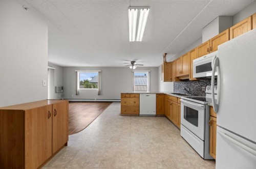 210-4514 54 Avenue, Olds, AB - Indoor Photo Showing Kitchen