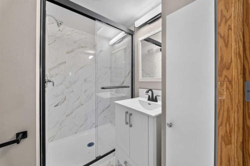 744 Luxstone Landing Sw, Airdrie, AB - Indoor Photo Showing Bathroom