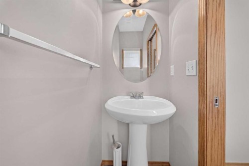 744 Luxstone Landing Sw, Airdrie, AB - Indoor Photo Showing Bathroom