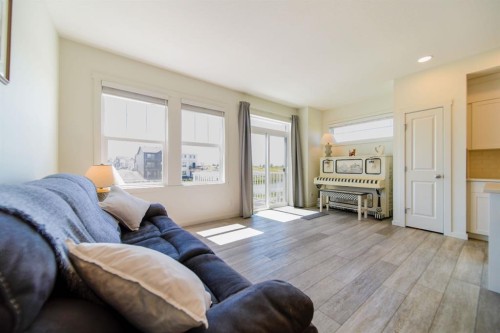 61-1407 3 Street Se, High River, AB - Indoor Photo Showing Living Room