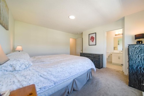 61-1407 3 Street Se, High River, AB - Indoor Photo Showing Bedroom