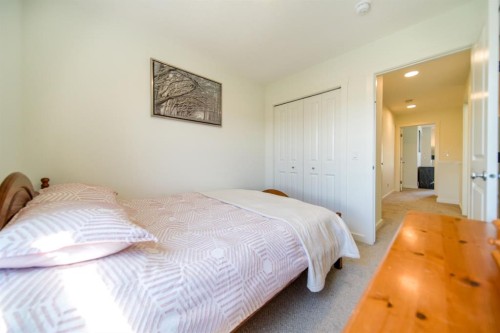 61-1407 3 Street Se, High River, AB - Indoor Photo Showing Bedroom