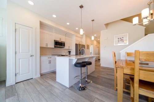 61-1407 3 Street Se, High River, AB - Indoor Photo Showing Kitchen With Upgraded Kitchen