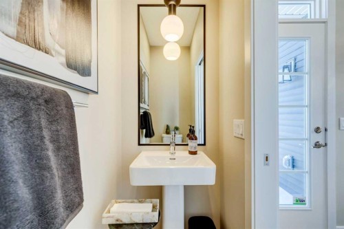 282 Southbow Avenue, Cochrane, AB - Indoor Photo Showing Bathroom