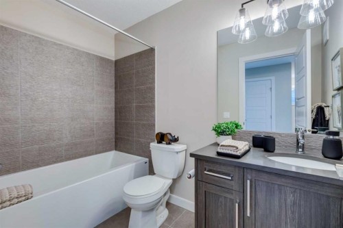 282 Southbow Avenue, Cochrane, AB - Indoor Photo Showing Bathroom
