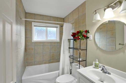 10315 8 Street Sw, Calgary, AB - Indoor Photo Showing Bathroom