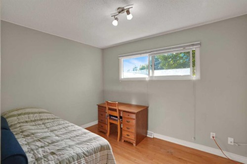 10315 8 Street Sw, Calgary, AB - Indoor Photo Showing Bedroom
