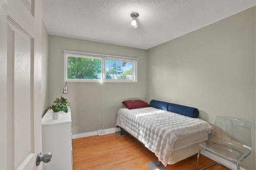 10315 8 Street Sw, Calgary, AB - Indoor Photo Showing Bedroom
