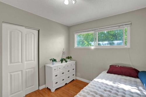 10315 8 Street Sw, Calgary, AB - Indoor Photo Showing Bedroom