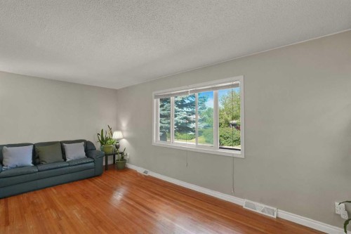 10315 8 Street Sw, Calgary, AB - Indoor