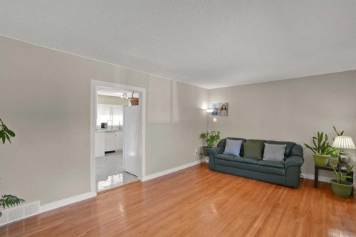 10315 8 Street Sw, Calgary, AB - Indoor Photo Showing Other Room