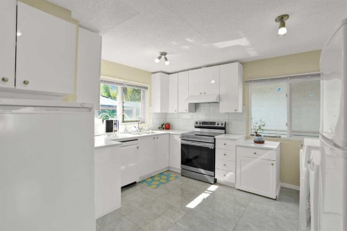 10315 8 Street Sw, Calgary, AB - Indoor Photo Showing Kitchen