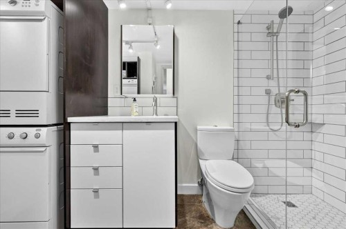 401-1107 15 Avenue Sw, Calgary, AB - Indoor Photo Showing Bathroom