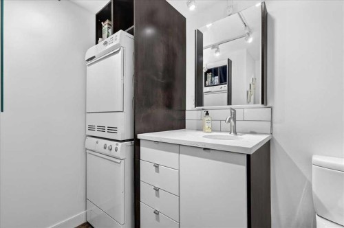 401-1107 15 Avenue Sw, Calgary, AB - Indoor Photo Showing Bathroom