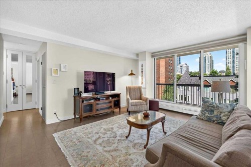 401-1107 15 Avenue Sw, Calgary, AB - Indoor Photo Showing Living Room