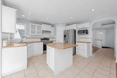 642 Citadel Drive Nw, Calgary, AB - Indoor Photo Showing Kitchen With Double Sink