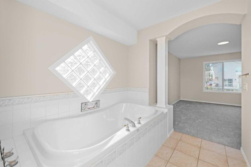 642 Citadel Drive Nw, Calgary, AB - Indoor Photo Showing Bathroom