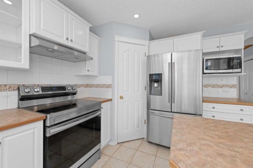 642 Citadel Drive Nw, Calgary, AB - Indoor Photo Showing Kitchen
