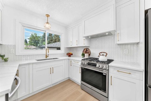 4139 Bowlen Street, Calgary, AB - Indoor Photo Showing Kitchen With Upgraded Kitchen