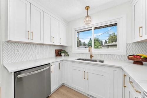 4139 Bowlen Street, Calgary, AB - Indoor Photo Showing Kitchen