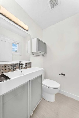 4139 Bowlen Street, Calgary, AB - Indoor Photo Showing Bathroom