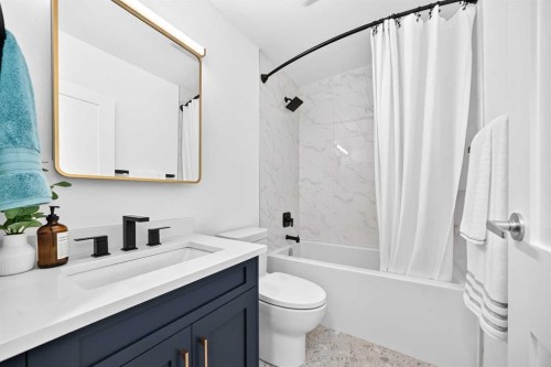 4139 Bowlen Street, Calgary, AB - Indoor Photo Showing Bathroom