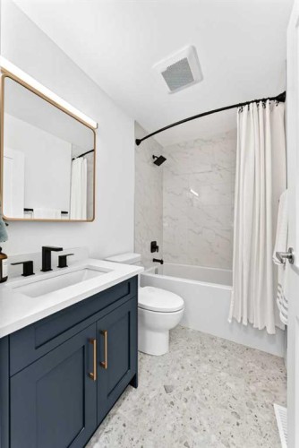 4139 Bowlen Street, Calgary, AB - Indoor Photo Showing Bathroom