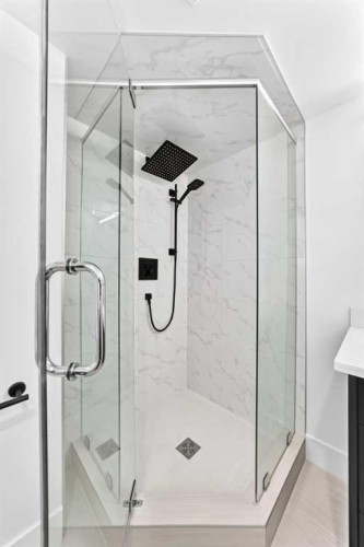 4139 Bowlen Street, Calgary, AB - Indoor Photo Showing Bathroom