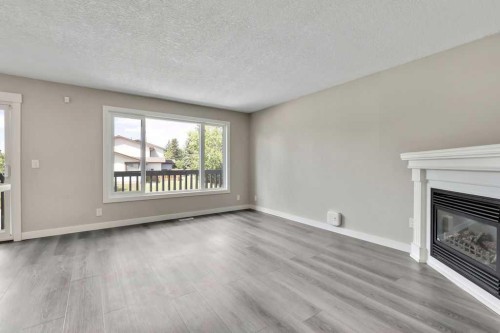 5 Templemont Road Ne, Calgary, AB - Indoor Photo Showing Living Room With Fireplace