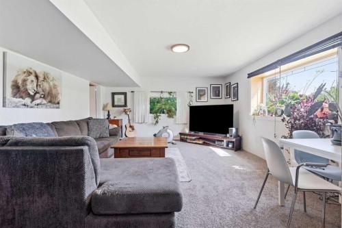 7403 20 Street Se, Calgary, AB - Indoor Photo Showing Living Room