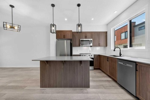 405-81 Midtown Boulevard Sw, Airdrie, AB - Indoor Photo Showing Kitchen With Upgraded Kitchen