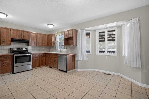 6724 22 Avenue Ne, Calgary, AB - Indoor Photo Showing Kitchen